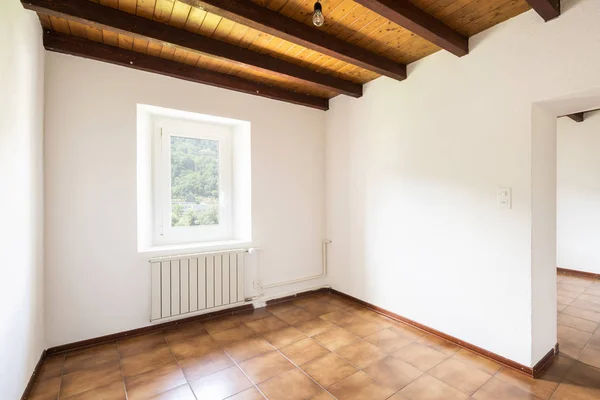 Stanza Bianca Completamente Vuota Con Legno Sul Soffitto Nessuno All — Foto Stock