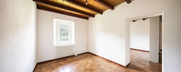 Weißer Und Völlig Leerer Raum Mit Holz Der Decke Niemand — Stockfoto