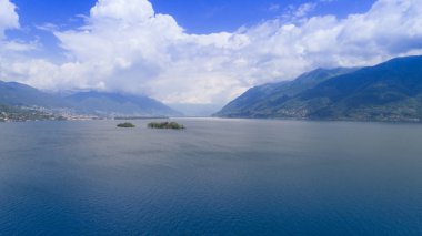 Lake Maggiore ve Brissago Island Hava görünümünü. Güneşli gün
