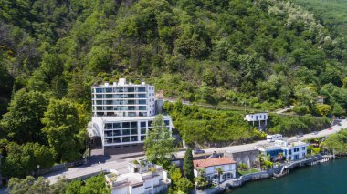 Modern ev dış cephe balkonlu ve Lake Maggiore doğa ile çevrili. İçeride kimse yok