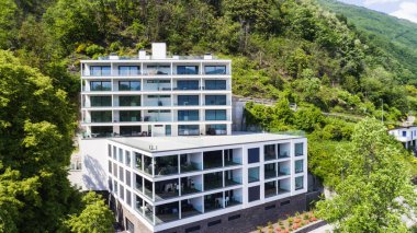Modern ev dış cephe balkonlu ve Lake Maggiore doğa ile çevrili. İçeride kimse yok