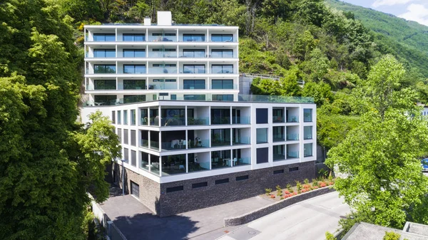 Modernt Hus Exteriör Med Balkonger Och Omgiven Arten Lago Maggiore — Stockfoto