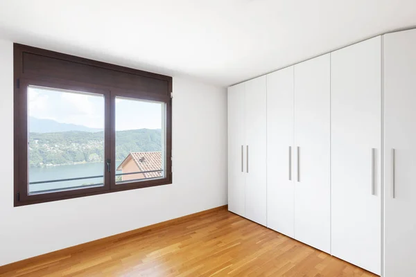 Quarto Branco Vazio Com Janelas Com Vista Para Lago Grande — Fotografia de Stock