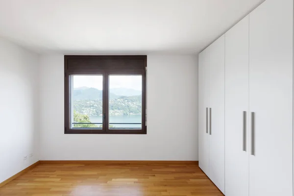 White Empty Room Windows Overlooking Lake Large White Wardrobe Nobody — Stock Photo, Image