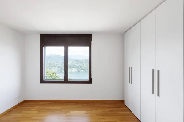 Quarto Branco Vazio Com Janelas Com Vista Para Lago Grande — Fotografia de Stock