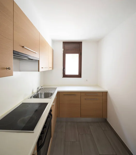 Cozinha Moderna Madeira Paredes Brancas Pequena Janela Ninguém Dentro — Fotografia de Stock