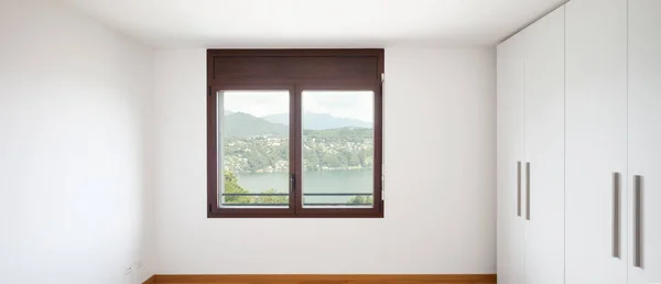 Bílá Prázdná Místnost Okny Výhledem Jezero Velké Bílé Skříně Nikdo — Stock fotografie