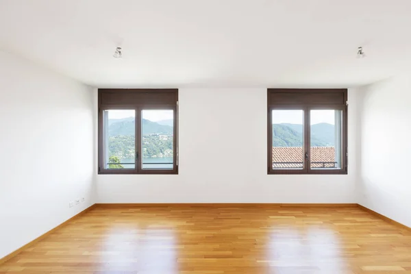 Chambre Blanche Vide Avec Parquet Dans Appartement Moderne Grandes Fenêtres — Photo