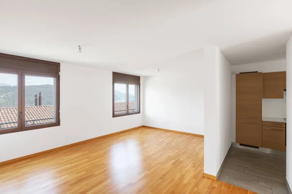 モダンなアパートメントの寄木細工の床と白い空の部屋 大きな窓から湖や誰も内部 — ストック写真