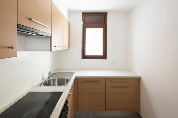 现代厨房的木材和白色的墙壁 小窗口 里面没人 — 图库照片