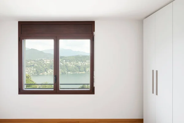 Chambre Blanche Vide Avec Fenêtres Donnant Sur Lac Grande Armoire — Photo
