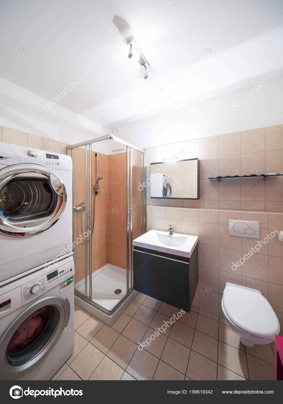 Modernes Badezimmer Mit Fliesen Dusche Waschmaschine Und Trockner ... Modernes Badezimmer Mit Fliesen Dusche Waschmaschine Und Trockner ...