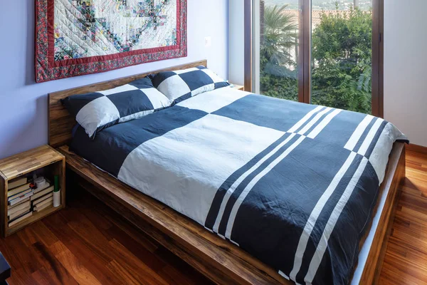 Schlafzimmer Mit Schönem Parkett Karierte Decken Fenster Mit Aussicht — Stockfoto