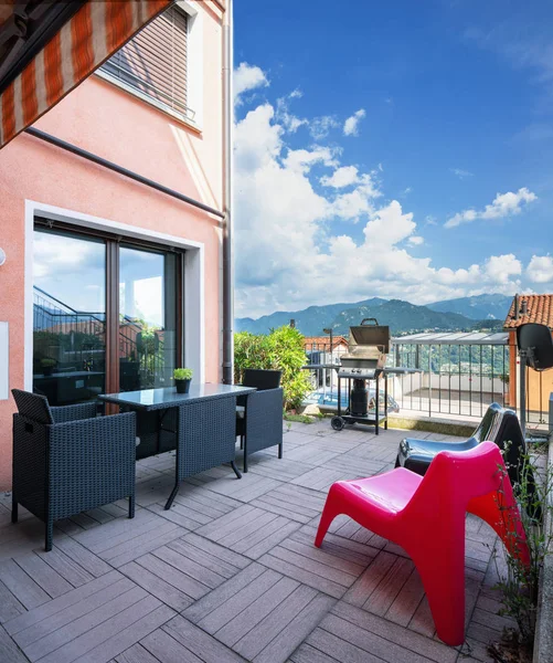 Porche Con Muebles Jardín Cielo Azul Vistas Las Montañas Suiza — Foto de Stock