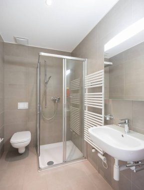 Büyük modern fayans banyo. İçeride kimse yok