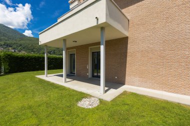 Güneşli bir gün boyunca yeşil bahçeli evin dış. İçeride kimse yok