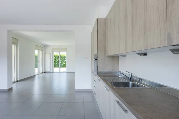 Helle Holzküche Mit Weißen Wänden Niemand Drinnen — Stockfoto