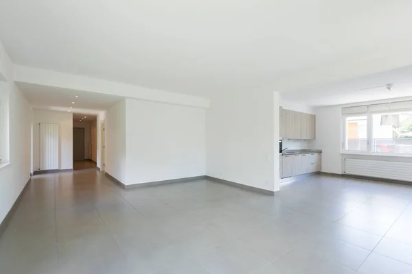 Chambre Vide Totalement Blanche Avec Couloir Porte Entrée Personne Intérieur — Photo