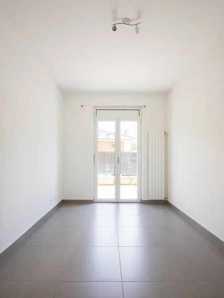 Leere Zimmer Mit Fenster Und Völlig Weißen Wänden Niemand Drinnen — Stockfoto