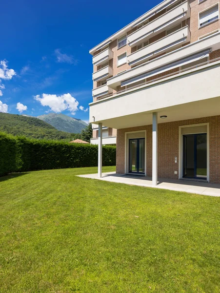 Exterior Casa Con Jardín Verde Durante Día Soleado Hay Nadie — Foto de Stock