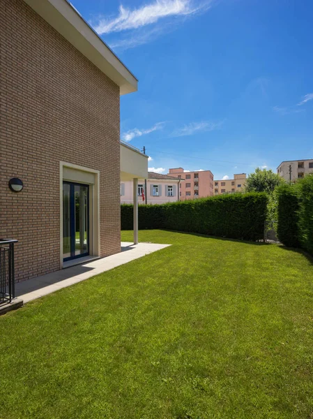 Buitenkant Van Het Huis Met Groene Tuin Tijdens Een Zonnige — Stockfoto