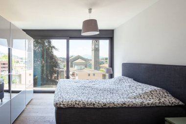 Modern yatak odası mobilya, zarif ve lüks ile. İçeride kimse yok.