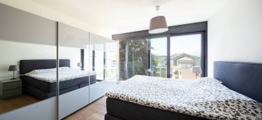 Modern yatak odası mobilya, zarif ve lüks ile. İçeride kimse yok.