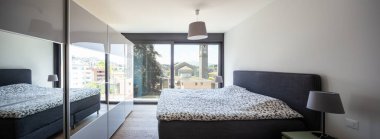 Modern yatak odası mobilya, zarif ve lüks ile. İçeride kimse yok.