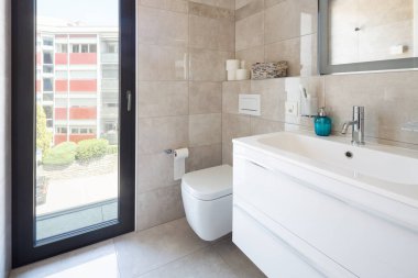 Modern banyo mermer bir tasarımcı daire içinde. İçeride kimse yok