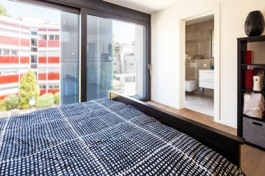 Modern yatak odası mobilya, zarif ve lüks ile. İçeride kimse yok.