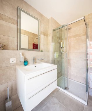 Modern banyo mermer bir tasarımcı daire içinde. İçeride kimse yok