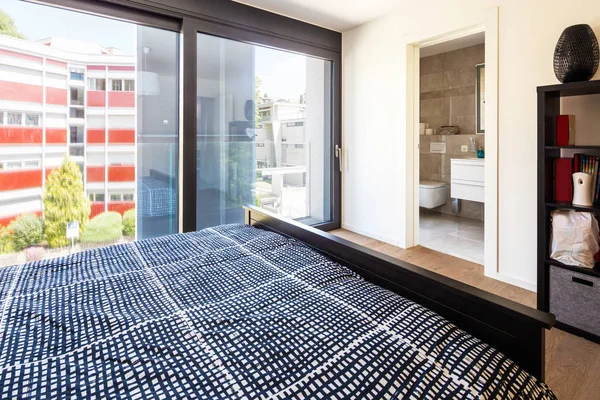 Modern yatak odası mobilya, zarif ve lüks ile. İçeride kimse yok.