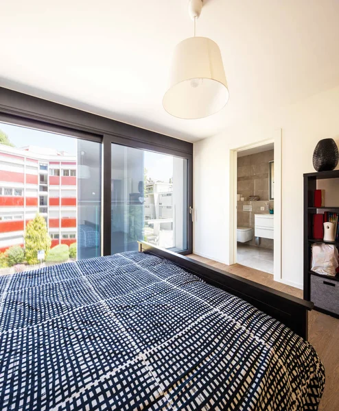 Modern yatak odası mobilya, zarif ve lüks ile. İçeride kimse yok.