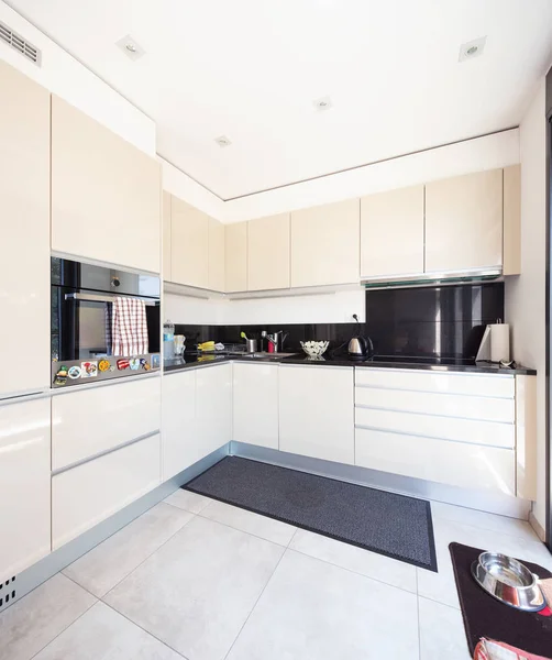 Krim Berwarna Dapur Apartemen Modern Tidak Ada Orang Dalam — Stok Foto