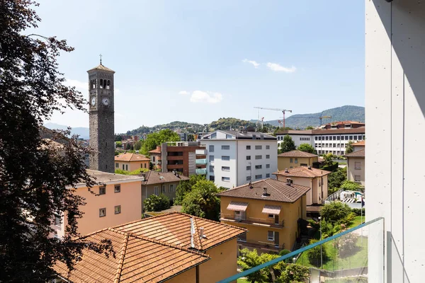 Moderno Apartamento Varanda Com Parapeito Vidro Vista Cidade — Fotografia de Stock