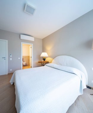 Modern villa zarif odasında. İçeride kimse yok