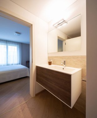 Ahşap ve mermer banyo tamamlandıktan, şık banyo. İçeride kimse yok