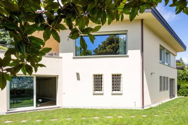 Bir yaz günü sırasında büyük Bahçeli Villa. İçeride kimse yok