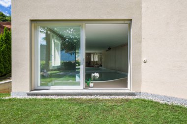 Yüzme havuzlu villa dış penceresinin ayrıntı. İçeride kimse yok