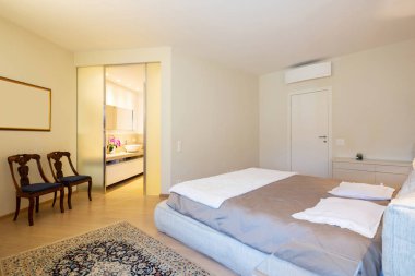 Modern villa zarif odasında. İçeride kimse yok