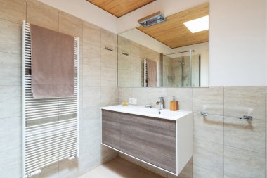 Ahşap ve mermer banyo tamamlandıktan, şık banyo. İçeride kimse yok
