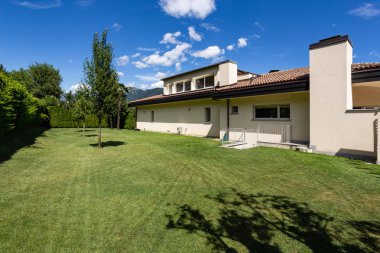 Bir yaz günü sırasında büyük Bahçeli Villa. İçeride kimse yok