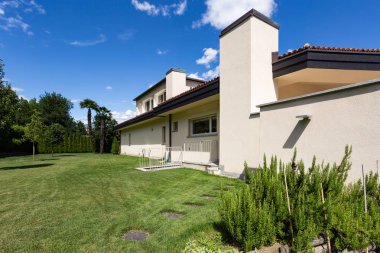 Bir yaz günü sırasında büyük Bahçeli Villa. İçeride kimse yok