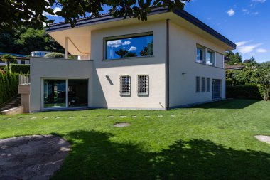 Bir yaz günü sırasında büyük Bahçeli Villa. İçeride kimse yok