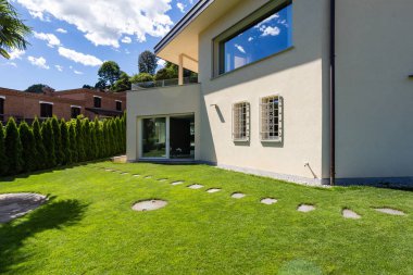 Bir yaz günü sırasında büyük Bahçeli Villa. İçeride kimse yok