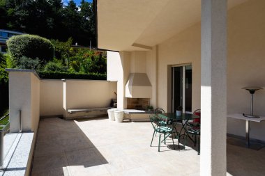 Modern villa göl manzaralı ferah teras. İçeride kimse yok