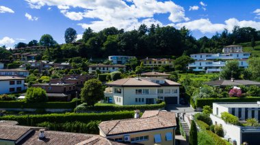 Havadan görünümü büyük bahçeli modern Villa. İçeride kimse yok