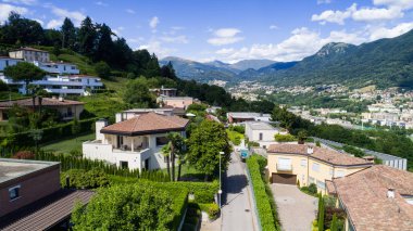 Havadan görünümü büyük bahçeli modern Villa. İçeride kimse yok