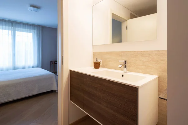 Banheiro Moderno Com Acabamentos Madeira Mármore Banheiro Elegante Ninguém Dentro — Fotografia de Stock