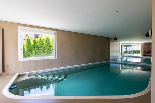 Sadece Yenilenmiş Modern Villa Kapalı Havuzda Çeride Kimse Yok — Stok fotoğraf